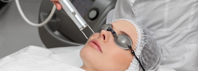 シミレーザーを顔に照射している写真